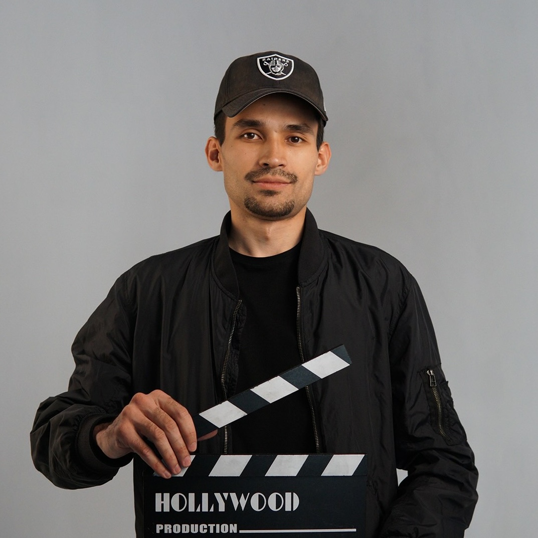 01 Elijah Filmmaker Main (Small) – Square 01 Elijah Filmmaker Main (Small) - Square